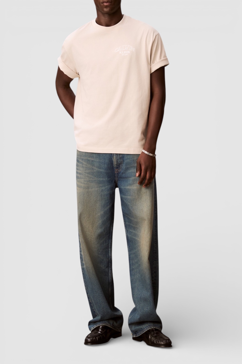 תמונת כל הלוק של חולצת טי